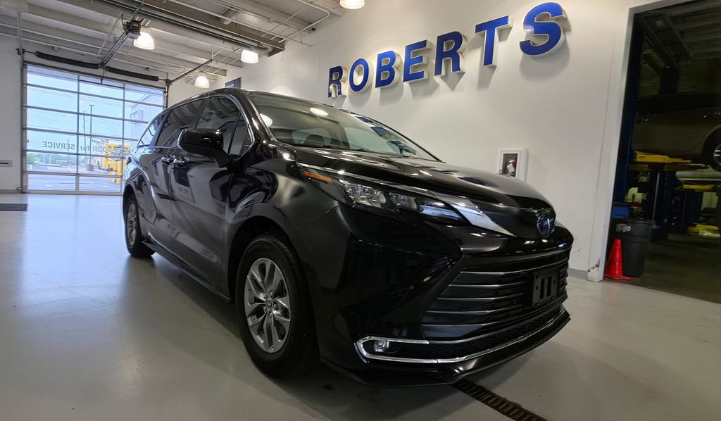 Used 2024 Toyota Sienna XLE image 2