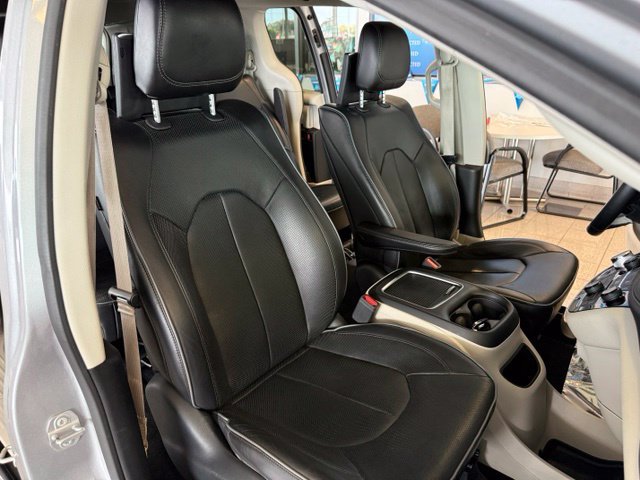 Used 2018 Chrysler Pacifica Limited w/ Advanced Safetytec Group FWD image 31