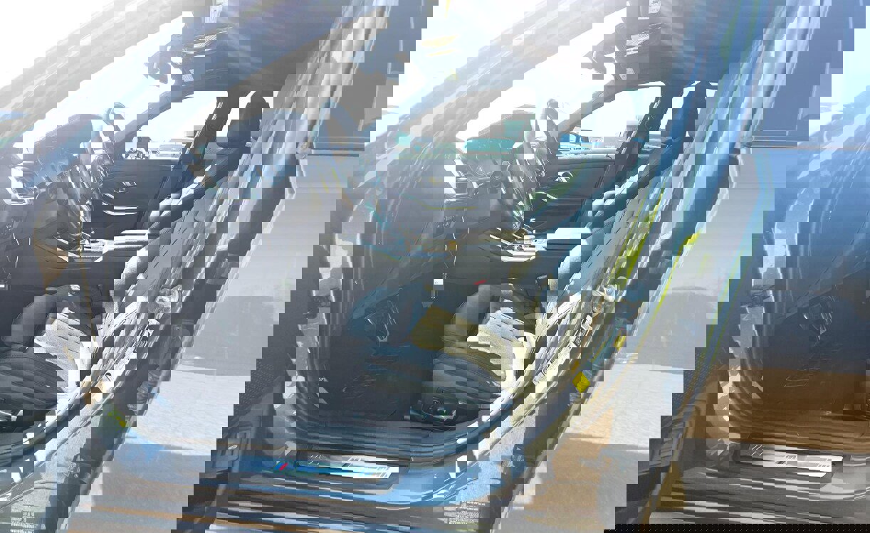 Used 2021 BMW 330i Sedan w/ M Sport Package image 3