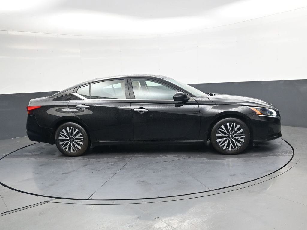 Used 2023 Nissan Altima 2.5 SV FWD image 3