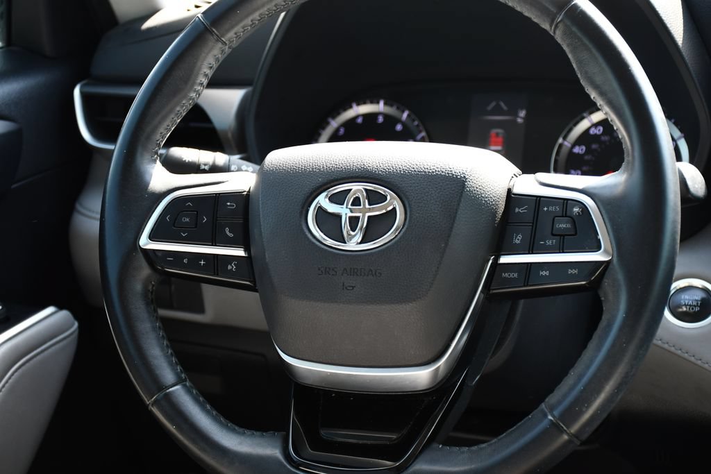 Used 2021 Toyota Highlander LE FWD image 25