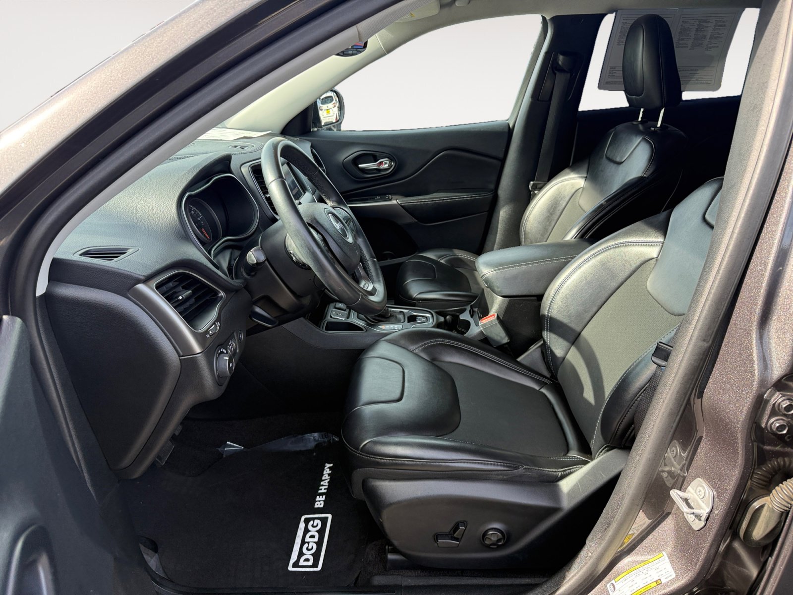 Used 2019 Jeep Cherokee Latitude Plus w/ Comfort/Convenience Group image 10