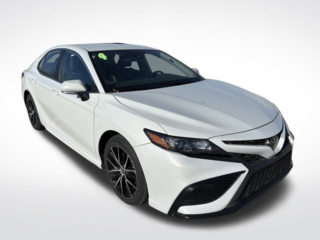 Used 2024 Toyota Camry SE image 2