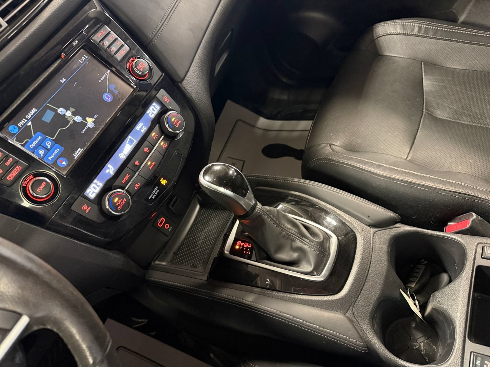 Used 2017 Nissan Rogue S AWD/4WD image 31