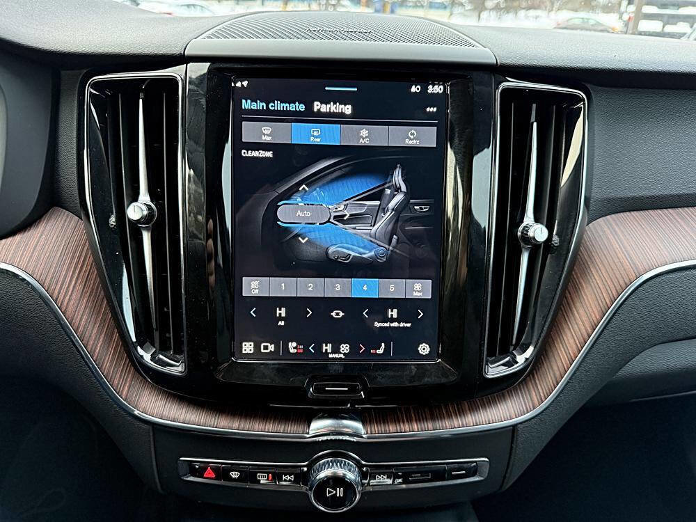 Used 2024 Volvo XC60 B5 Plus image 15
