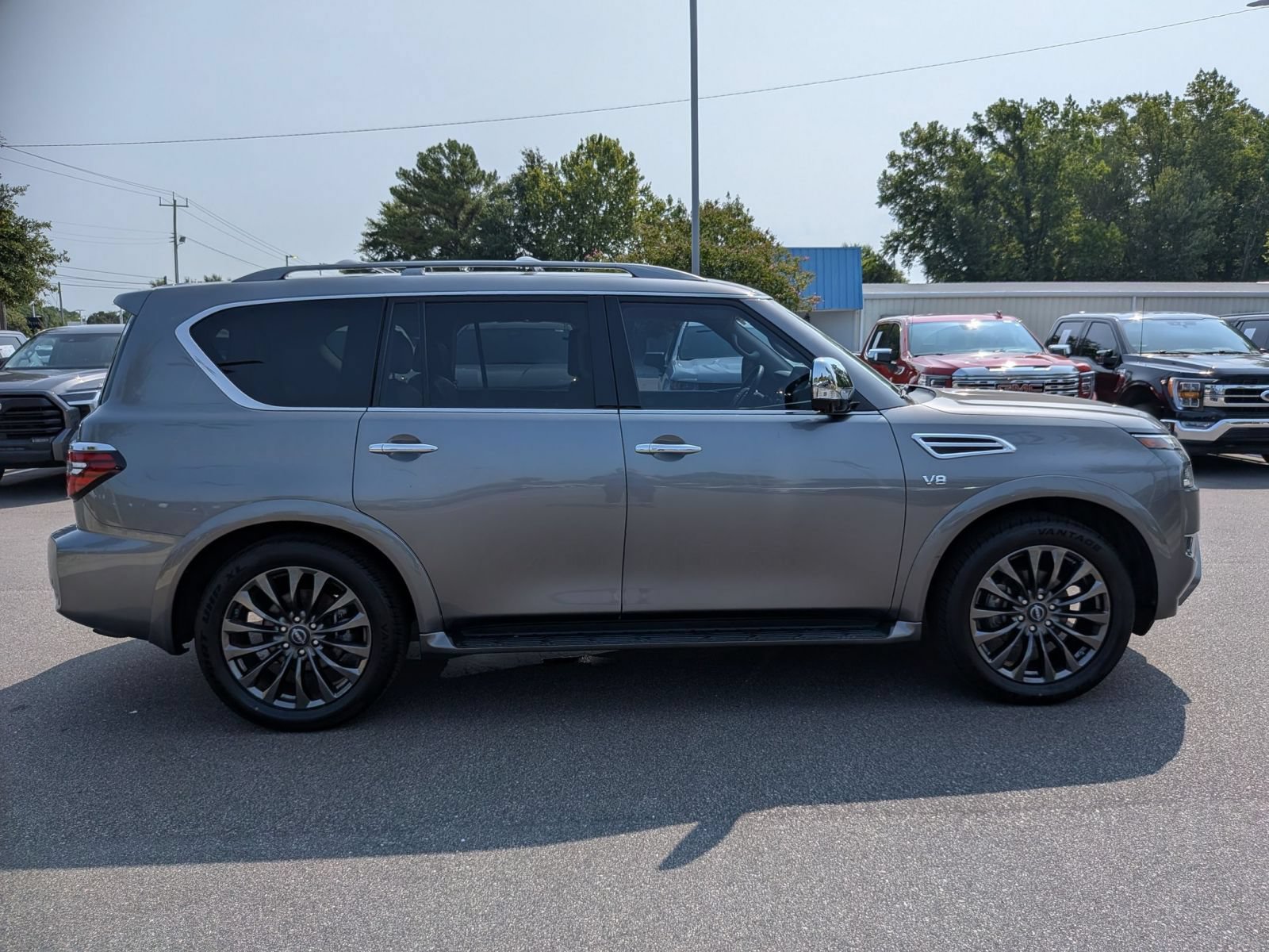 Used 2022 Nissan Armada Platinum w/ Captain's Chairs Package RWD image 2