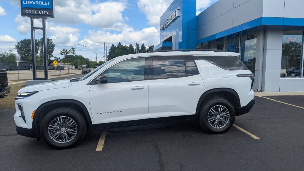 Used 2026 Chevrolet Traverse LT AWD/4WD image 4