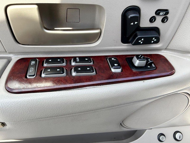 Used 2005 Lincoln Town Car Signature Limited image 17