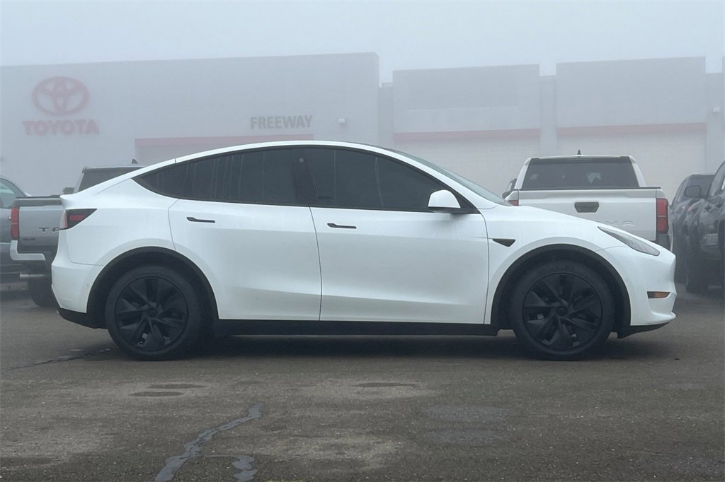 Used 2022 Tesla Model Y Long Range image 3