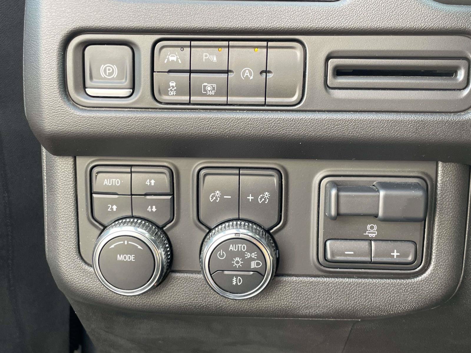 Certified 2024 GMC Yukon XL SLT w/ SLT Luxury Package AWD/4WD image 30