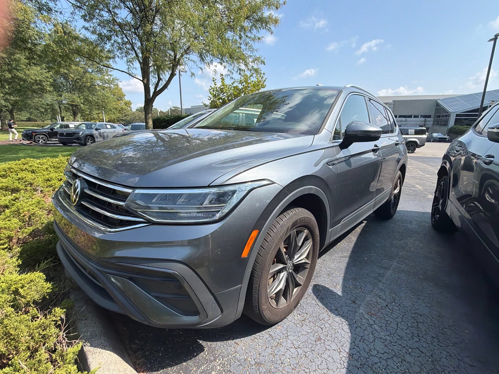 Used 2023 Volkswagen Tiguan SE FWD image 1