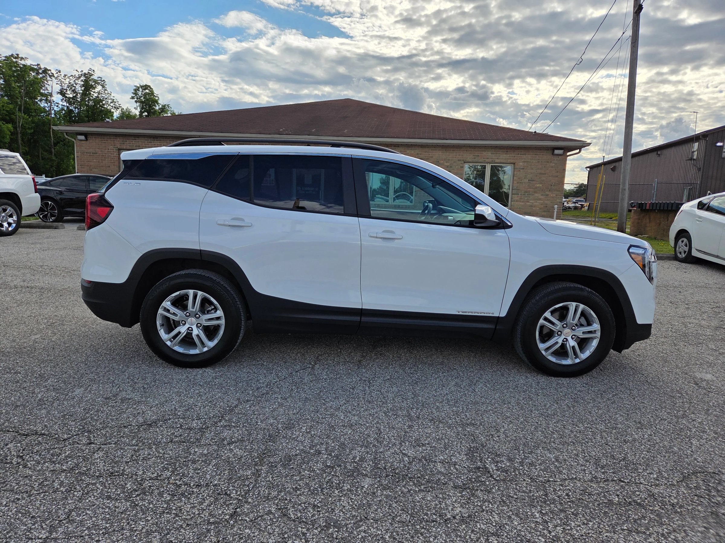 Used 2023 GMC Terrain SLE w/ Driver Convenience Package AWD/4WD image 4
