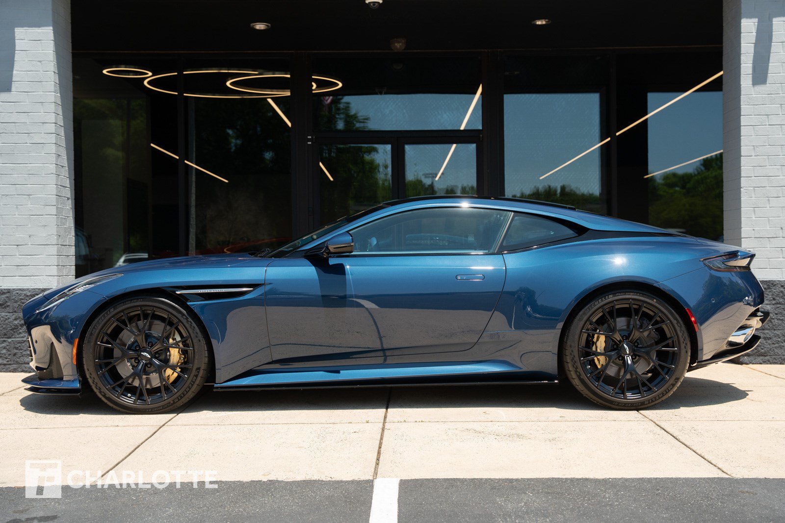 Used 2025 Aston Martin DB12 Coupe RWD image 7
