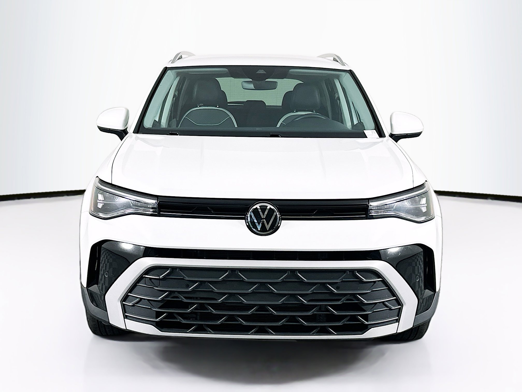 Used 2025 Volkswagen Taos SE FWD image 2