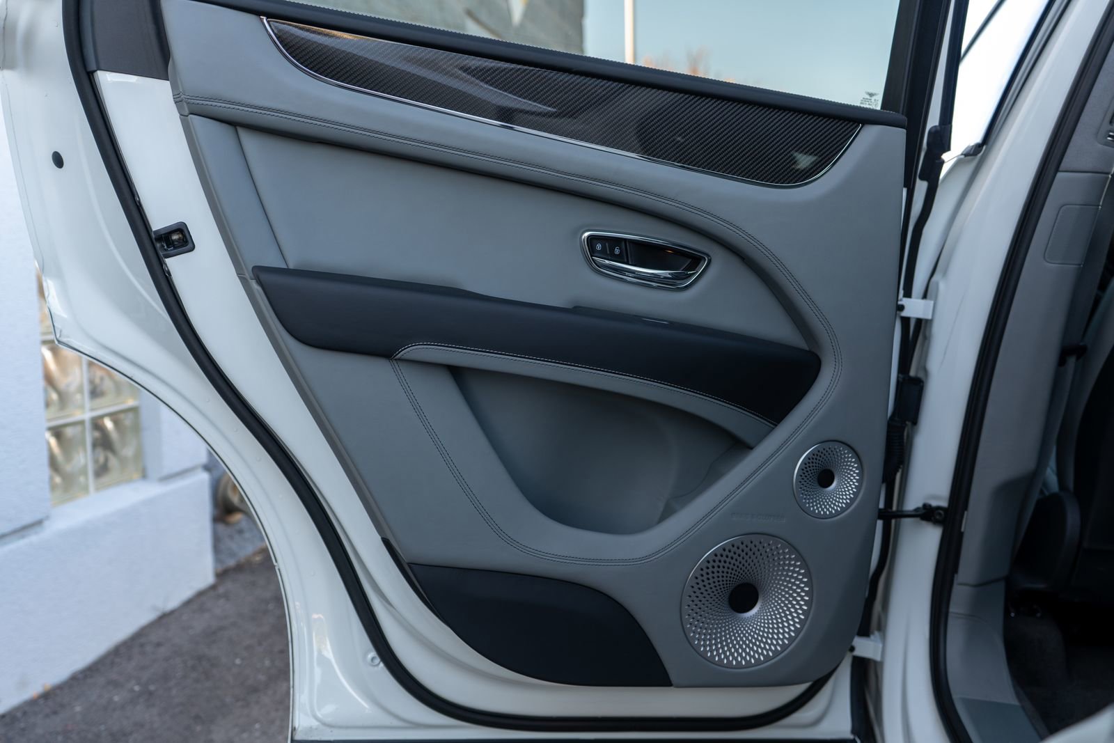 Used 2025 Bentley Bentayga image 30