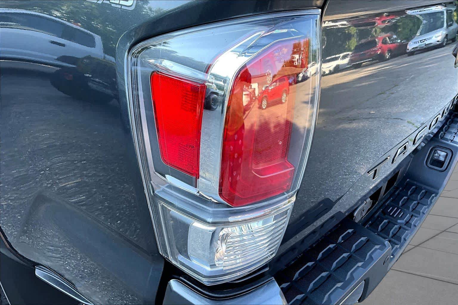 Used 2020 Toyota Tacoma TRD Off-Road w/ Technology Package AWD/4WD image 26