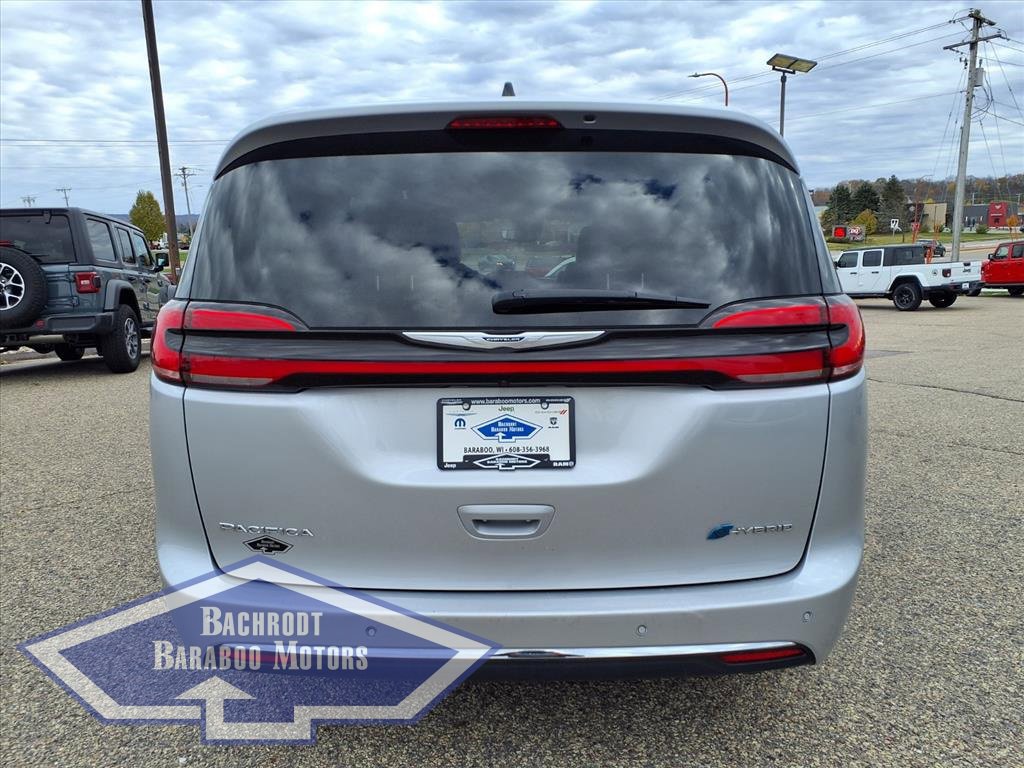 Used 2024 Chrysler Pacifica Select image 4