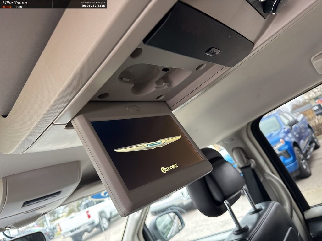 Used 2013 Chrysler Town & Country Touring image 32