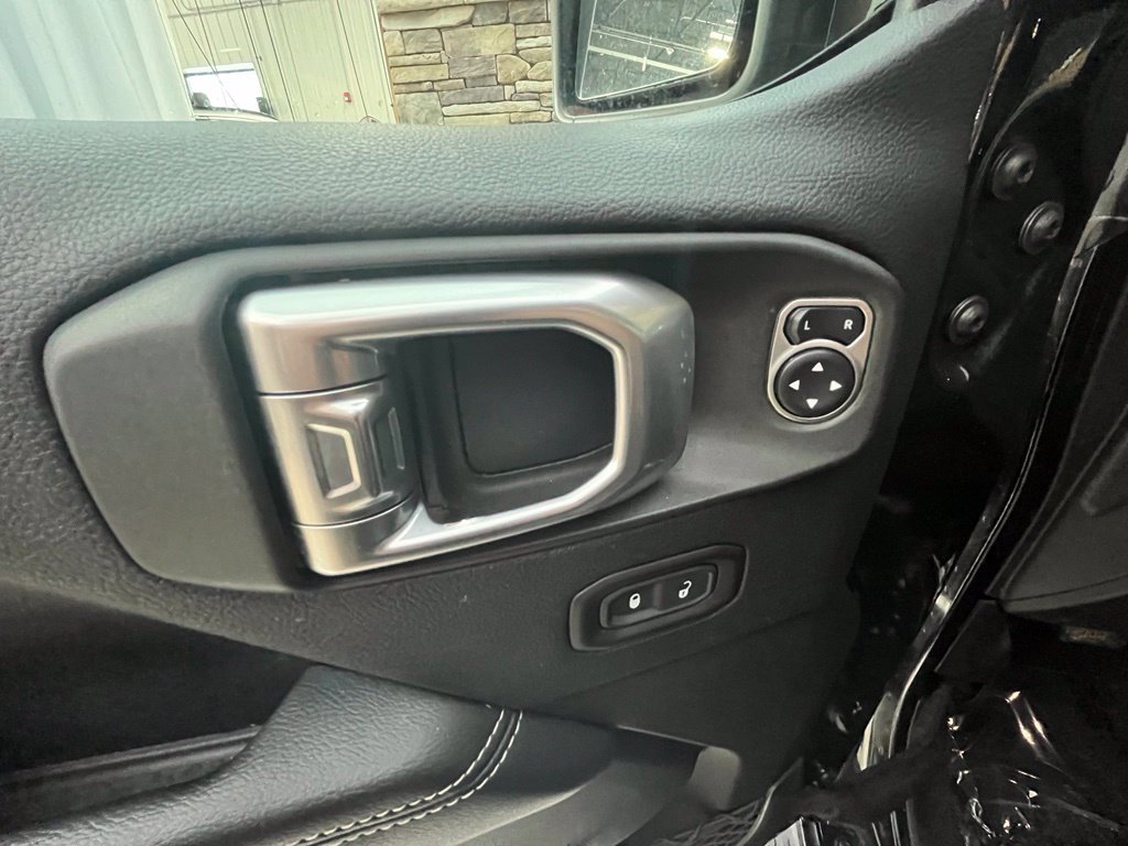 Used 2018 Jeep Wrangler Unlimited Sahara w/ Cold Weather Group AWD/4WD image 34