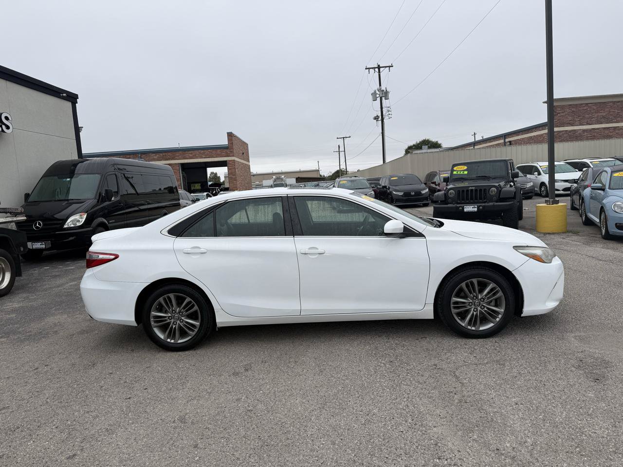 Used 2017 Toyota Camry SE w/ Moonroof Package FWD image 5