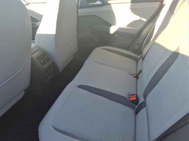 Certified 2024 Volkswagen Taos SE image 9