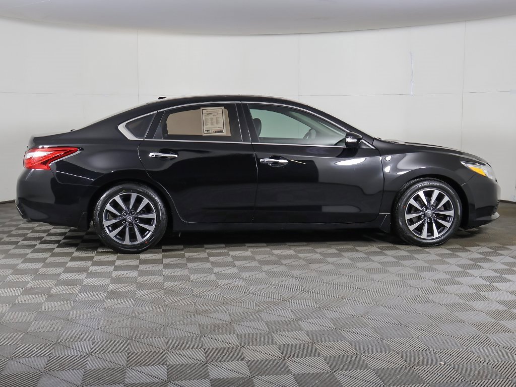 Used 2017 Nissan Altima 2.5 SL w/ Moonroof Package image 18