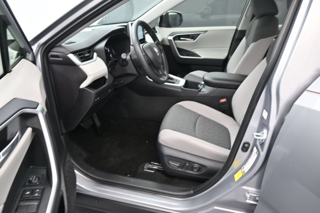 Used 2025 Toyota RAV4 XLE w/ Convenience Package FWD image 16
