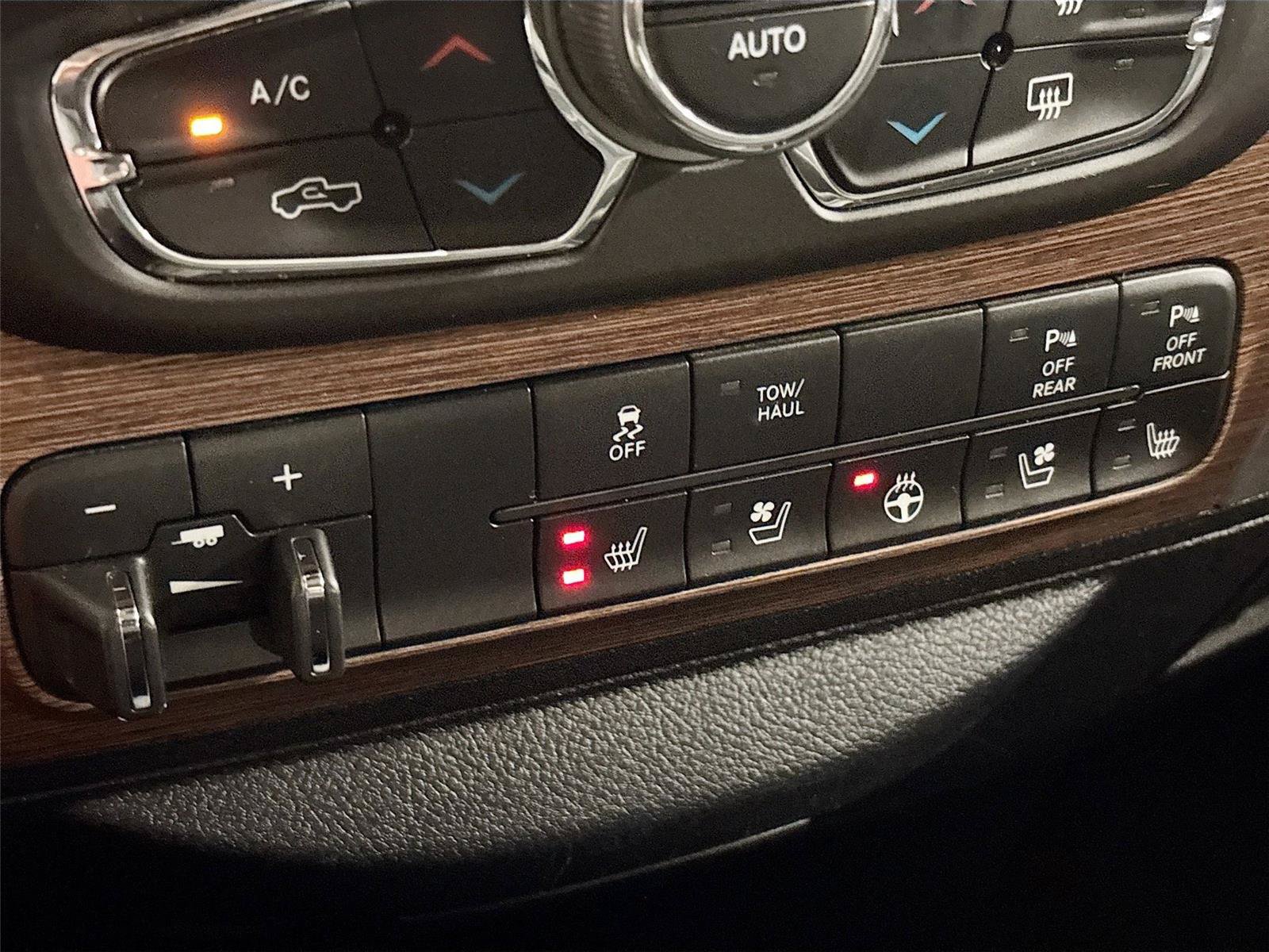 Used 2014 RAM 1500 Laramie w/ Convenience Group AWD/4WD image 16