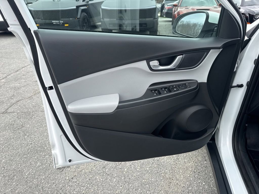 Used 2023 Hyundai Kona SE image 24