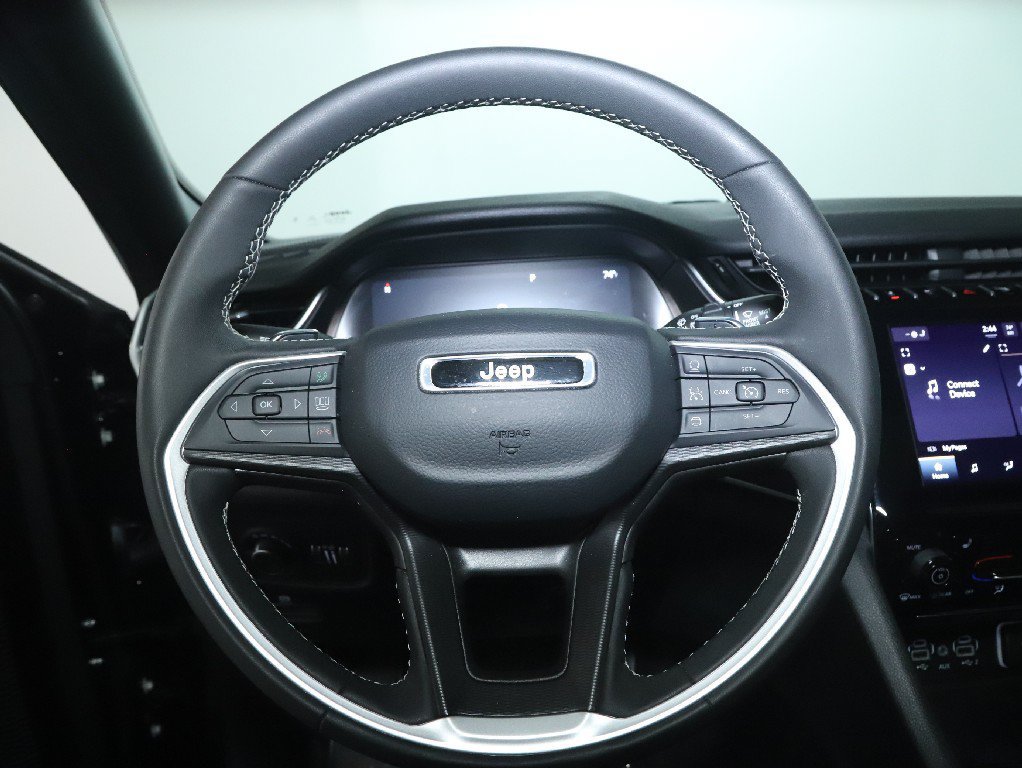Used 2025 Jeep Grand Cherokee Altitude AWD/4WD image 22