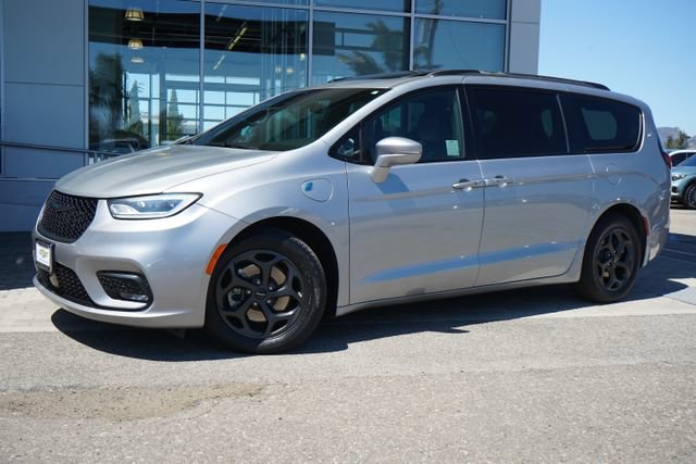 Used 2021 Chrysler Pacifica Limited w/ Uconnect Theater Family Group FWD image 4