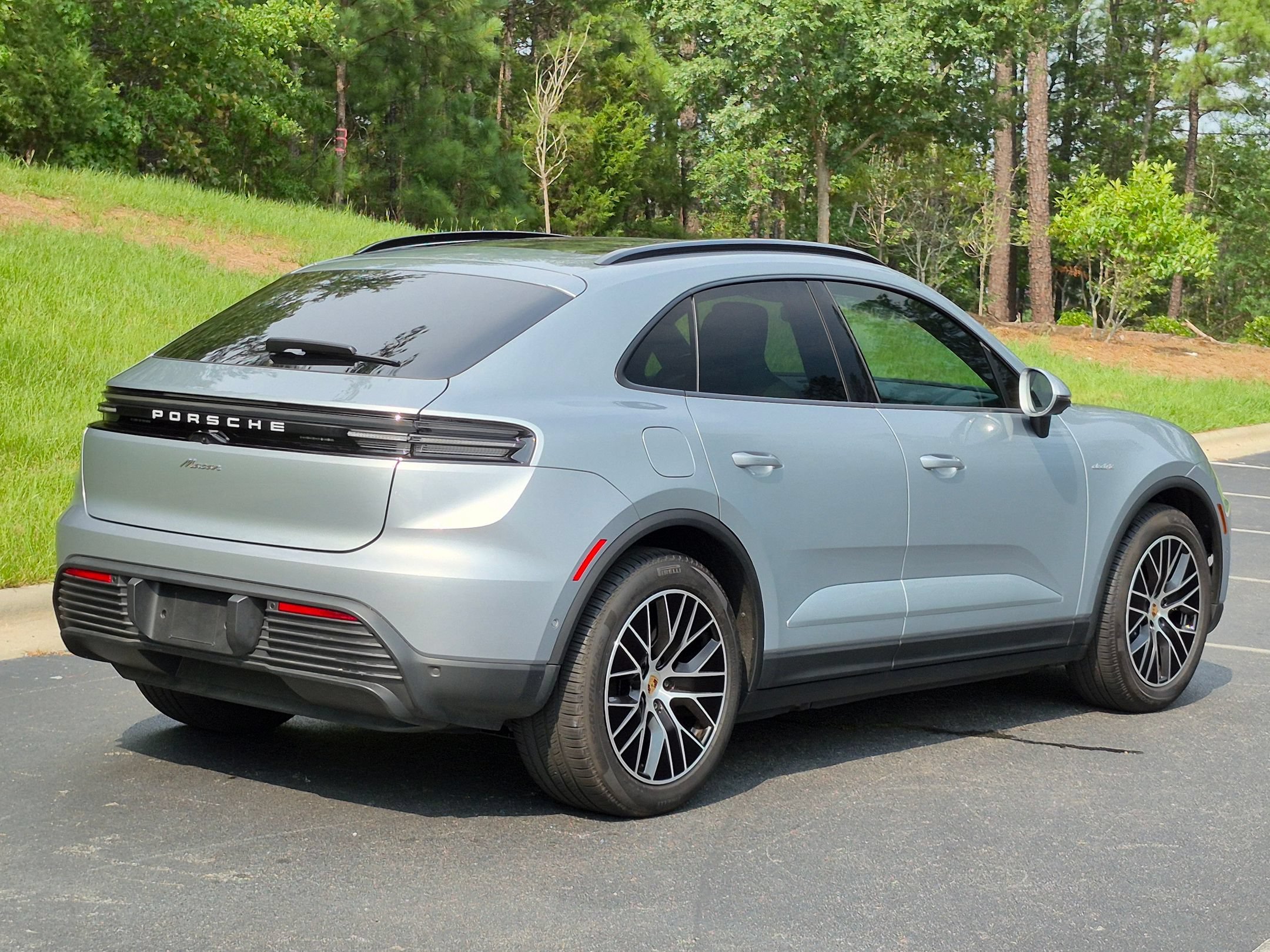 Certified 2025 Porsche Macan Electric RWD image 31