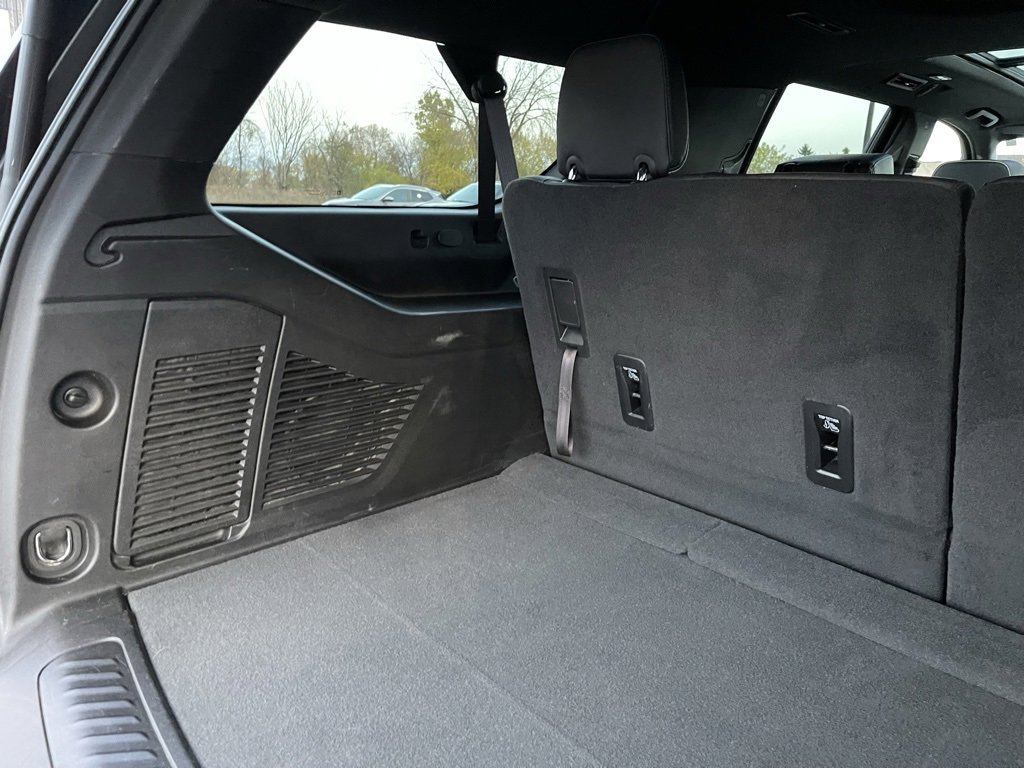 Used 2023 GMC Yukon XL SLT image 31