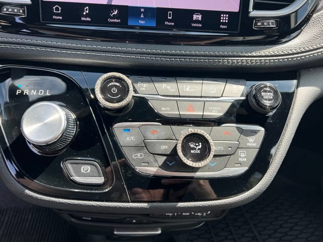 Used 2025 Chrysler Pacifica Select w/ Uconnect Theater Family Group AWD/4WD image 22