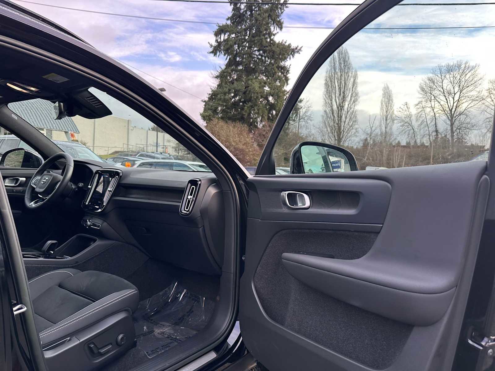 Used 2023 Volvo XC40 Recharge Plus image 12