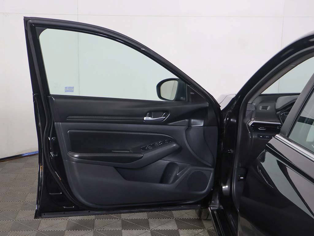 Used 2025 Nissan Altima 2.5 SV FWD image 15