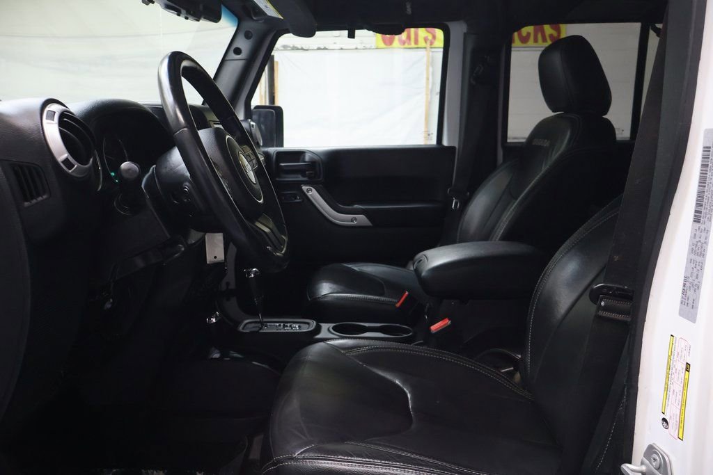 Used 2018 Jeep Wrangler Unlimited Sahara w/ Connectivity Group image 16