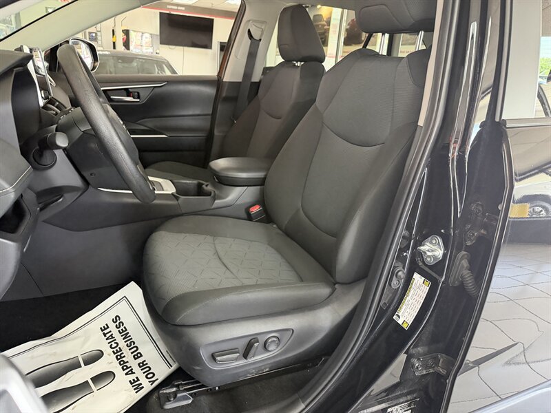Used 2025 Toyota RAV4 XLE AWD/4WD image 21