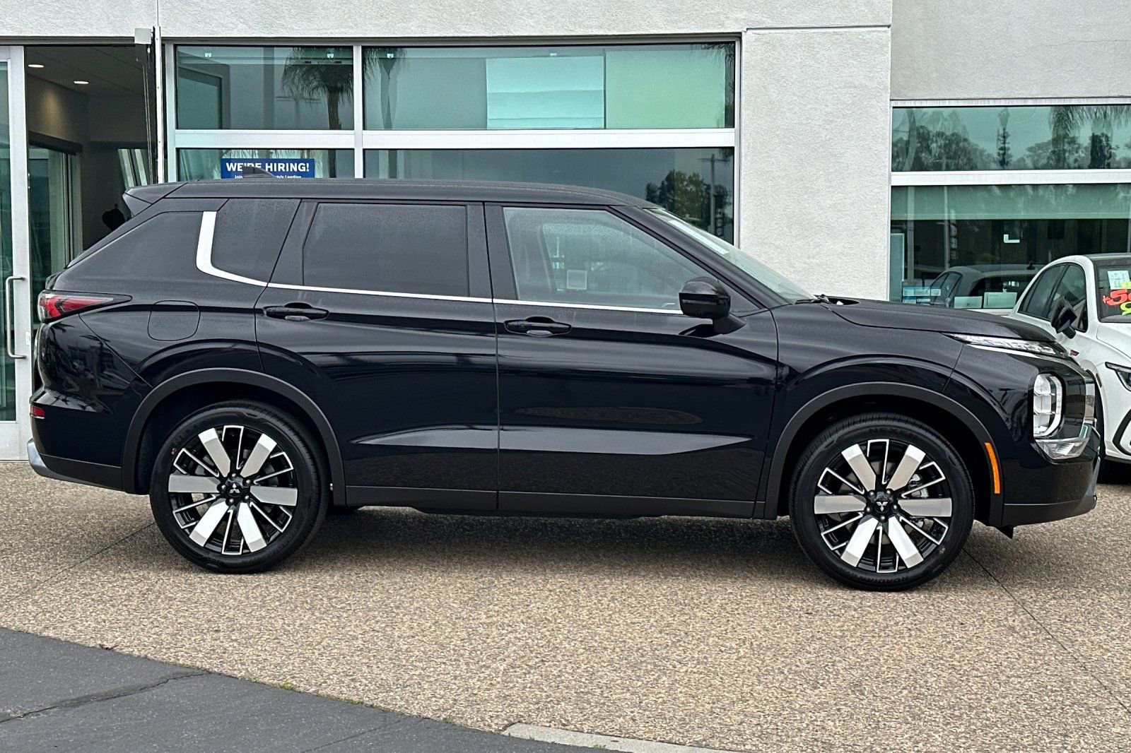 New 2025 Mitsubishi Outlander SE image 3