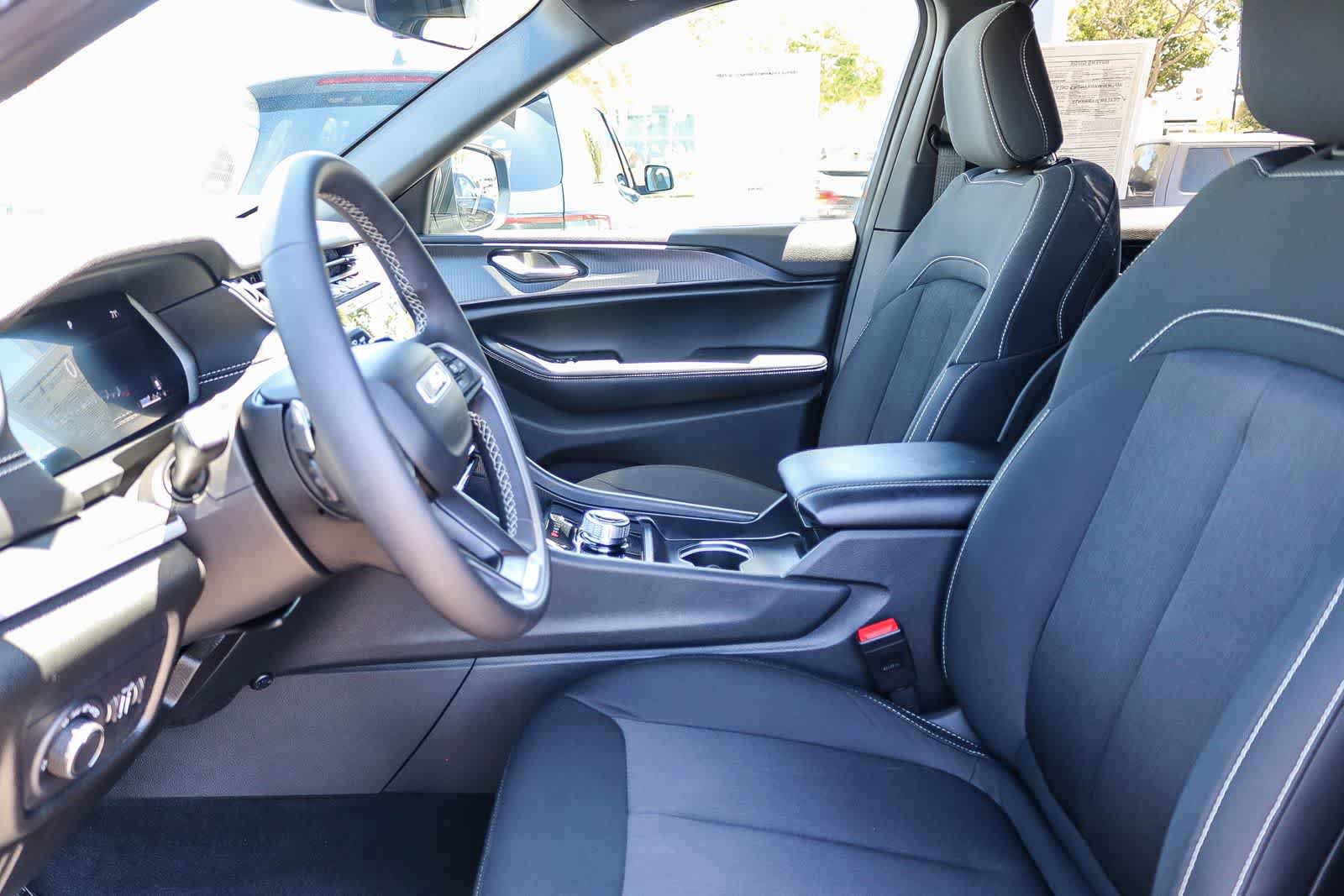 Used 2025 Jeep Grand Cherokee L Laredo RWD image 17