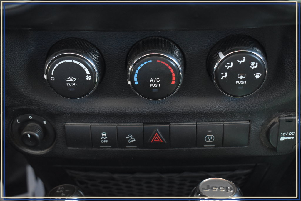 Used 2018 Jeep Wrangler Unlimited Sahara w/ Connectivity Group AWD/4WD image 30