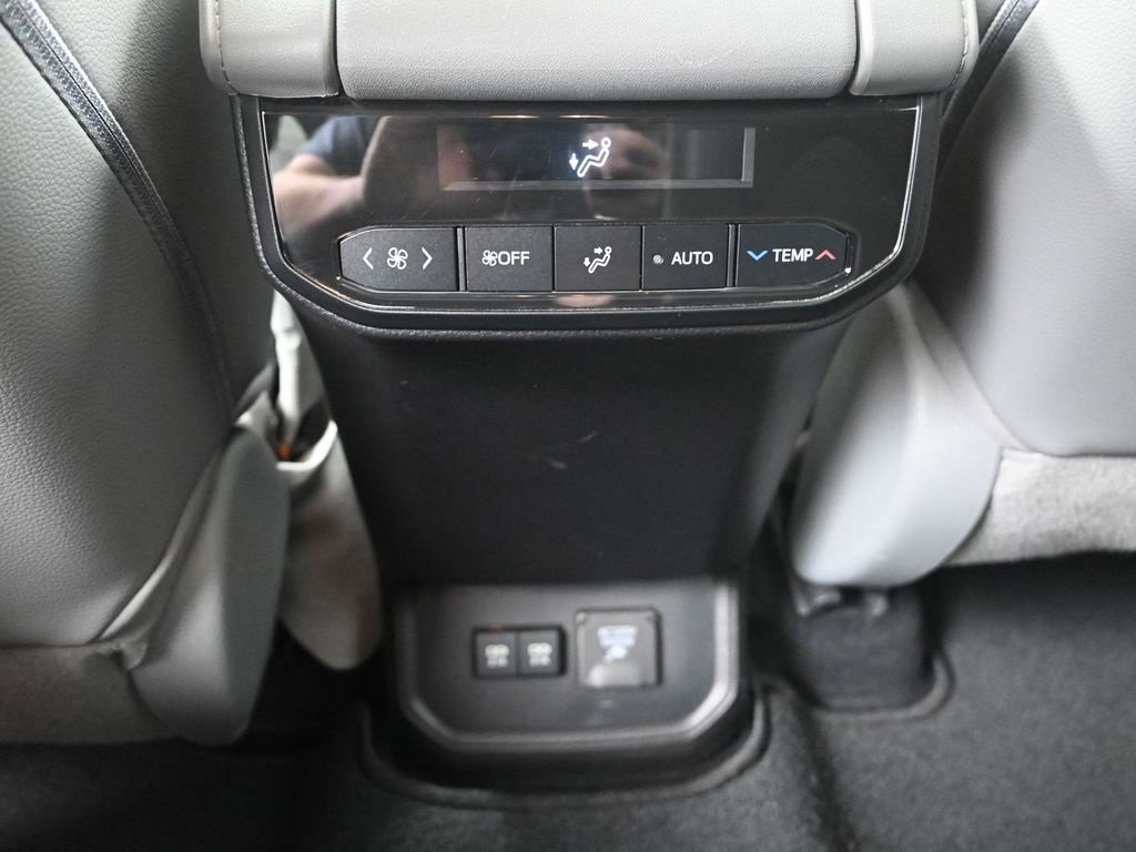 Used 2021 Toyota Highlander Limited image 32