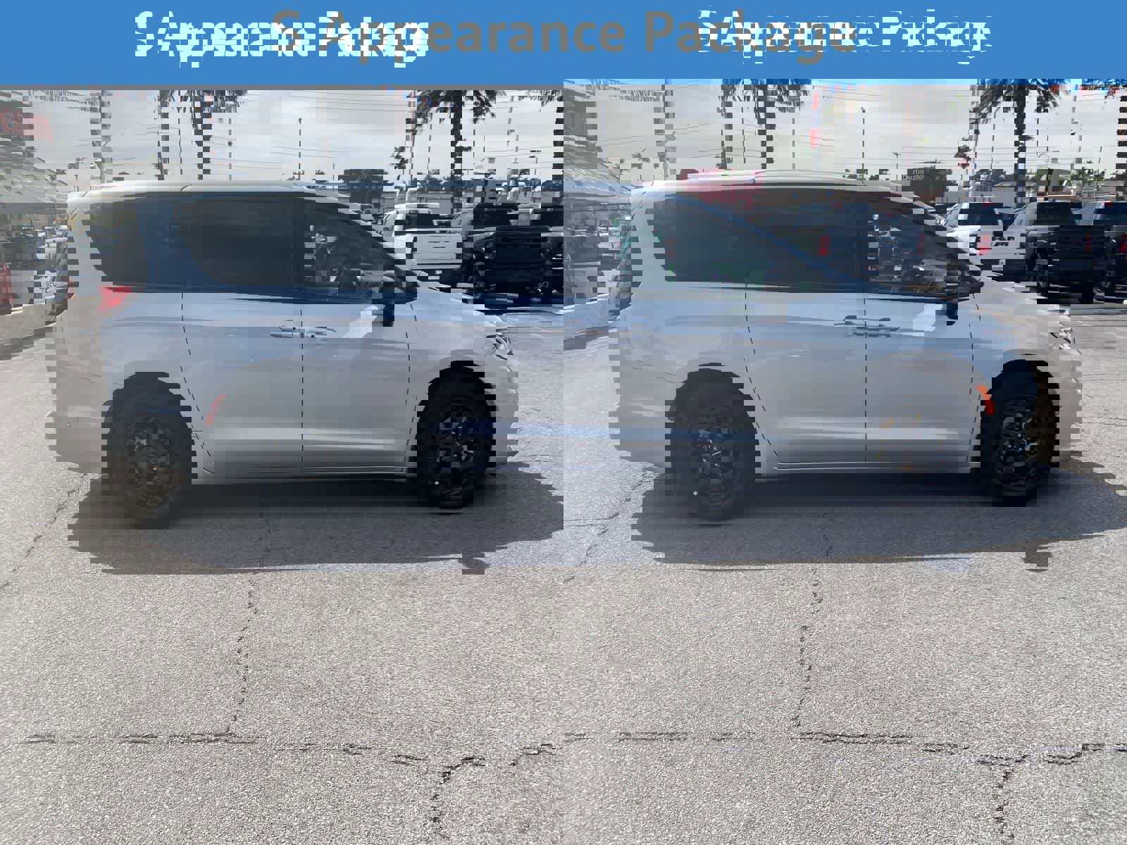 Used 2023 Chrysler Pacifica Limited w/ Uconnect Theater Family Group image 6