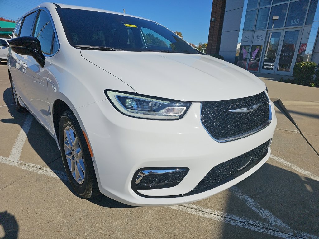 Certified 2026 Chrysler Pacifica Select FWD image 4