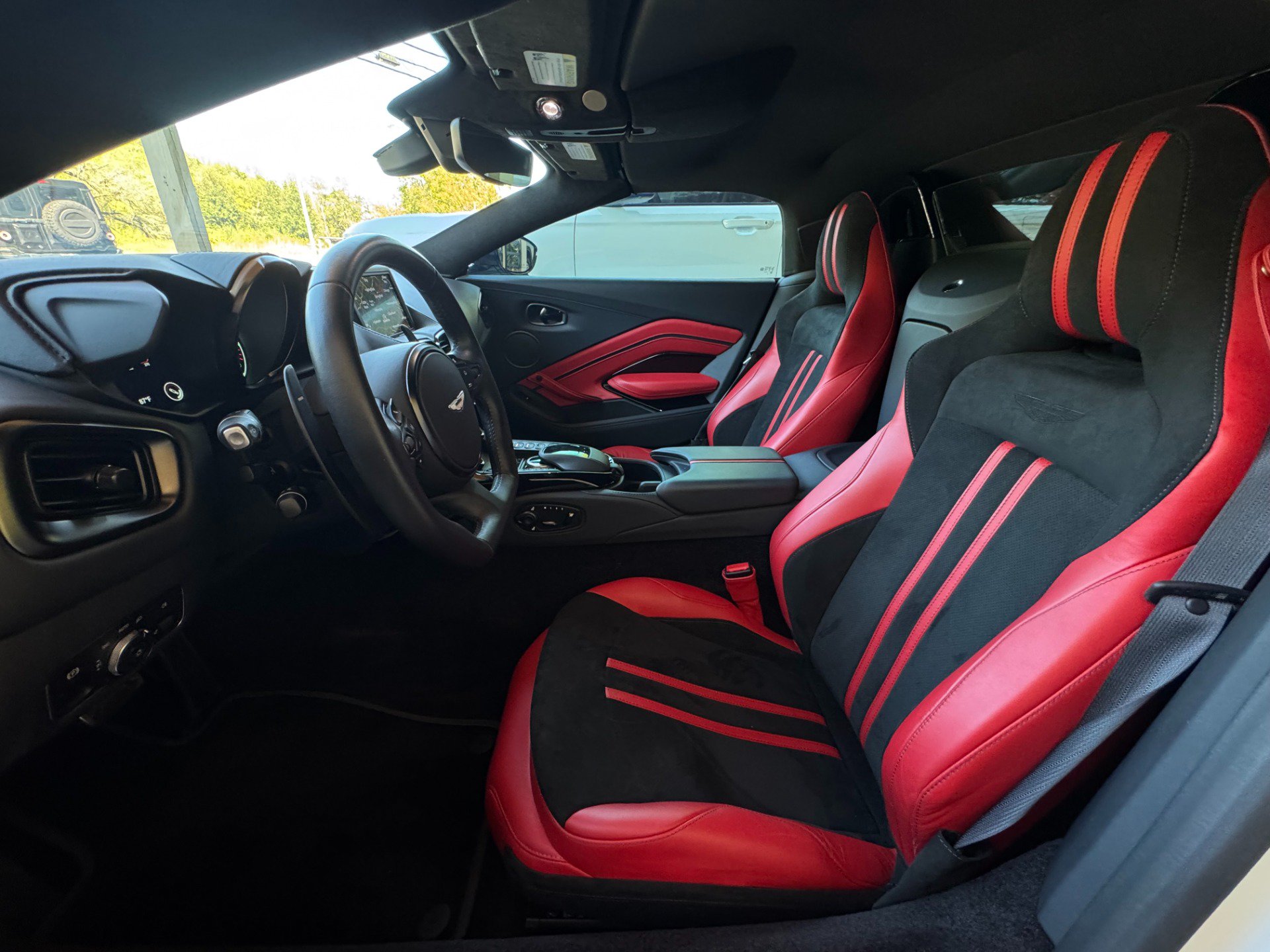 Used 2023 Aston Martin V8 Vantage Roadster RWD image 17