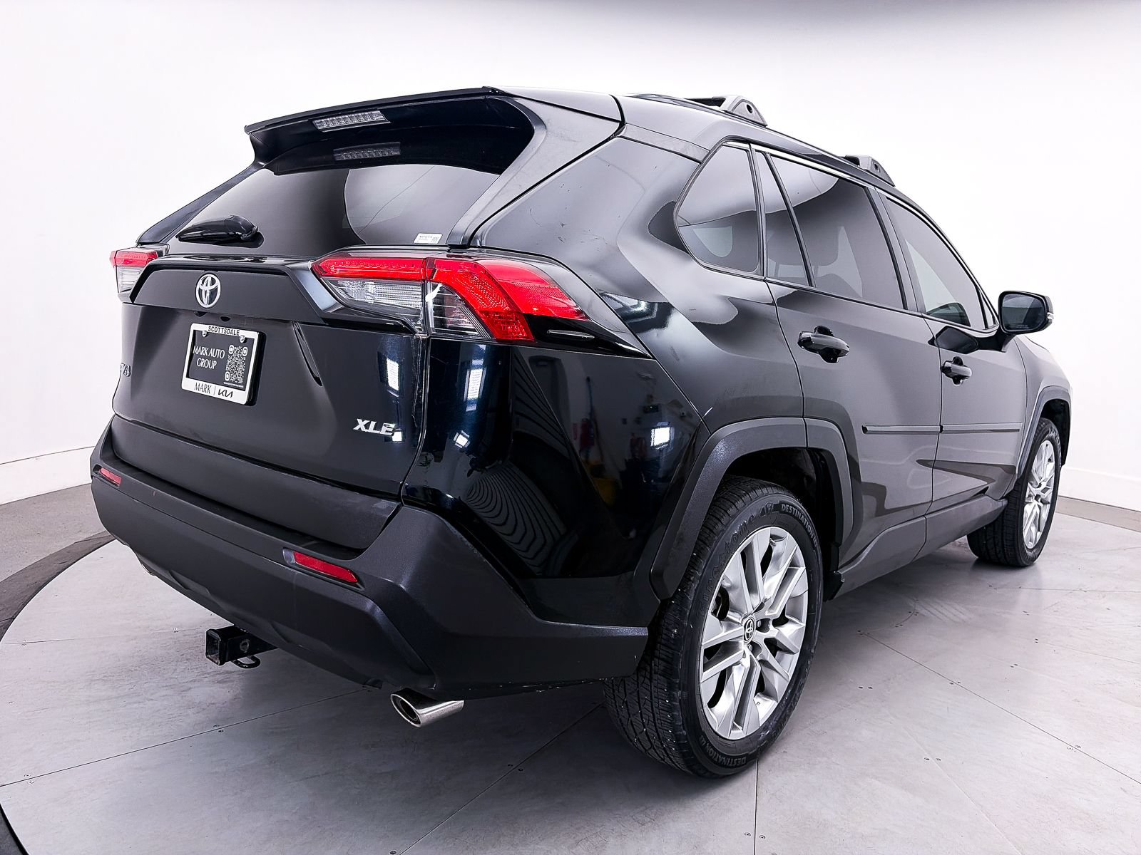 Used 2019 Toyota RAV4 XLE Premium w/ Carpet Mat Package FWD image 14