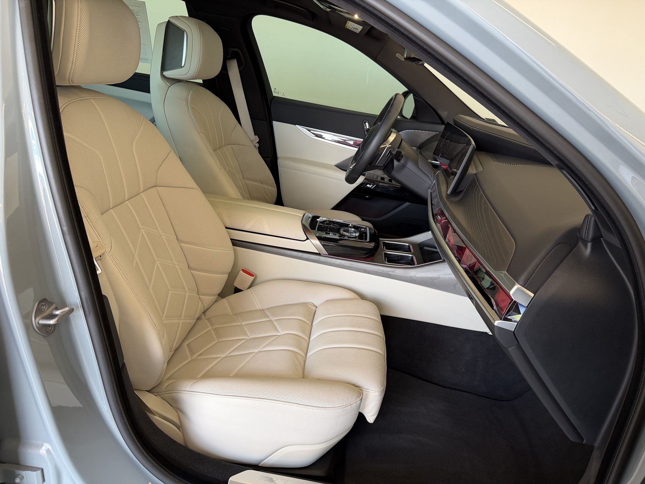 Certified 2023 BMW 760i xDrive AWD/4WD image 25