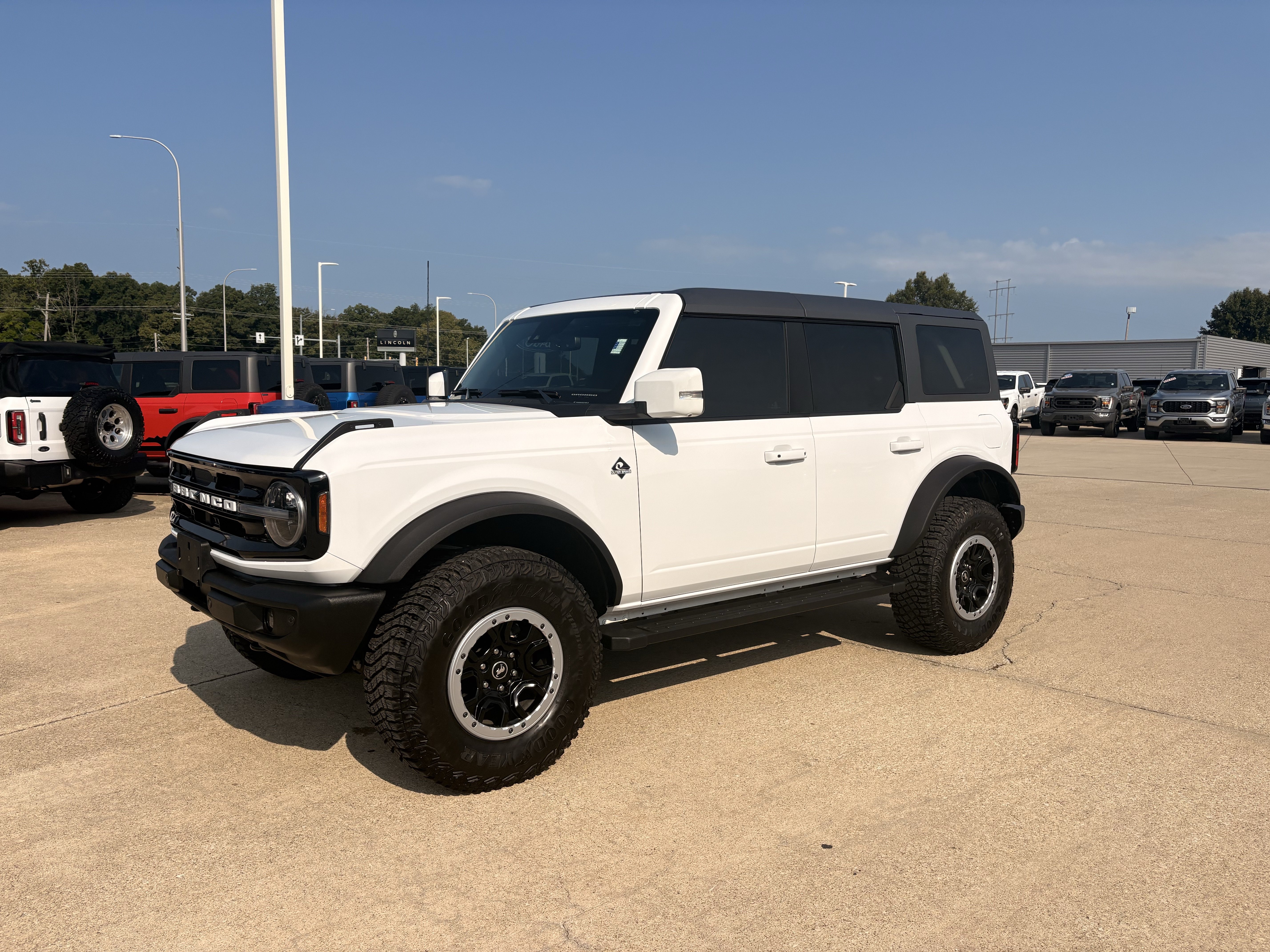 Used 2024 Ford Bronco Outer Banks w/ Sasquatch Package AWD/4WD image 3