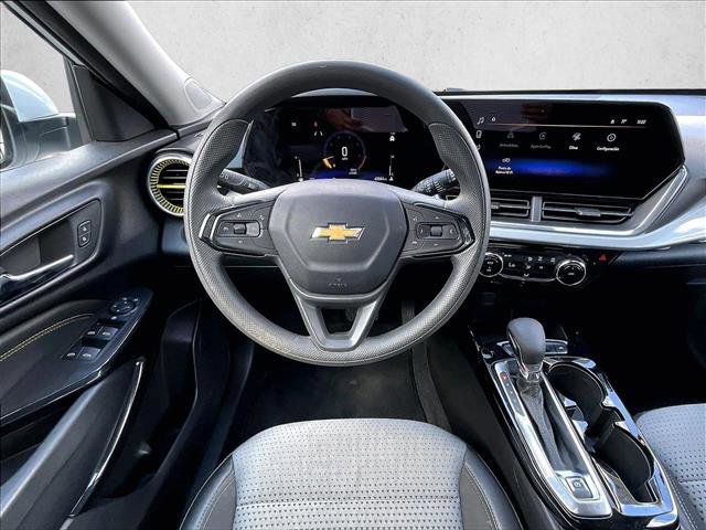 Used 2025 Chevrolet Trax LT FWD image 7