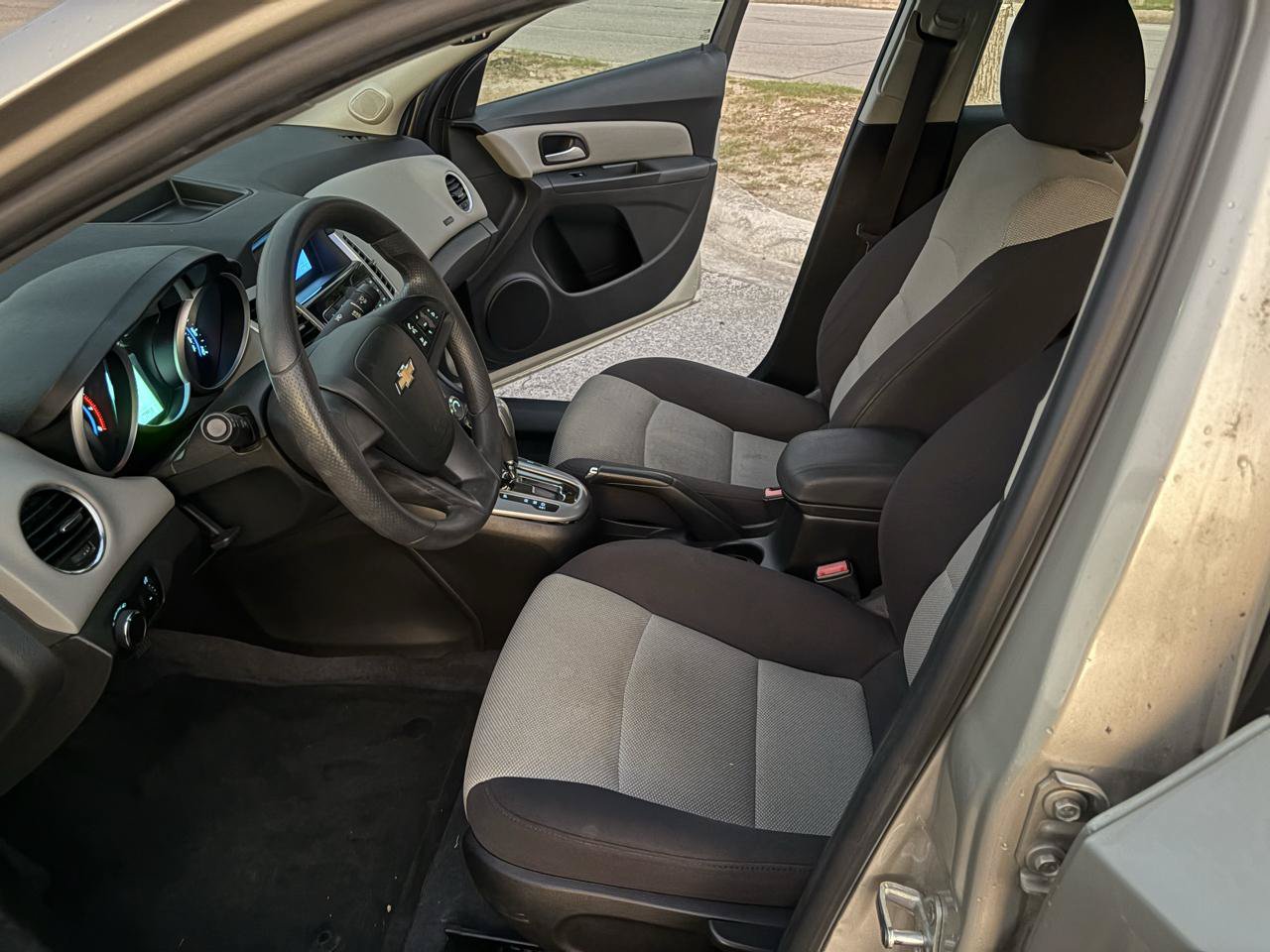 Used 2013 Chevrolet Cruze LS FWD image 13